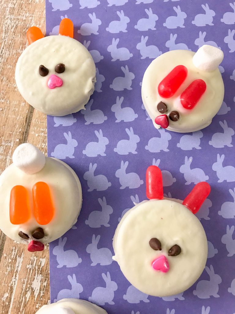 Cute Bunny Oreo Recipe for Spring, barnyard birthday party theme, or Easter dessert! Simple to make and sure to be a big hit for any family and kid event!
