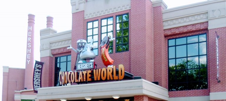 Places to go and must do things for the perfect Hershey PA family vacation. Included are even some insider tips of things to do and eat!