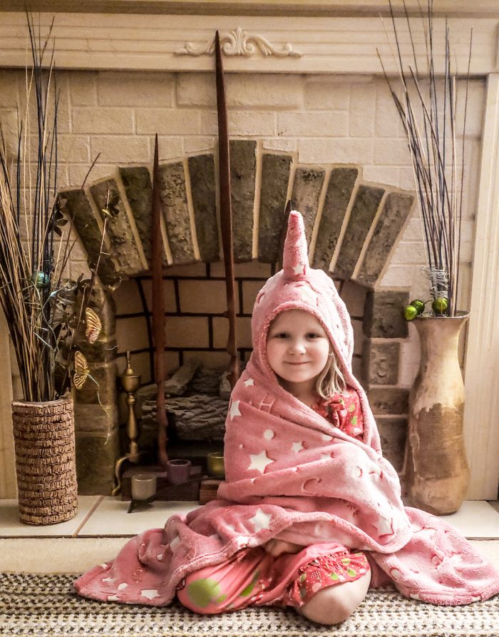 This comfy glow in the dark unicorn blanket is perfect for snuggling, sleepovers & pretend! Fun for children of all ages! Uses a UV Flashlight to activate, which is also included!