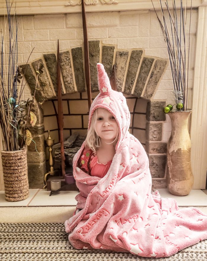 This comfy glow in the dark unicorn blanket is perfect for snuggling, sleepovers & pretend! Fun for children of all ages! Uses a UV Flashlight to activate, which is also included!
