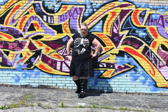 Using graffiti wall to create a punk & post-apocalyptic maternity photoshoot, plus where to shop for punk maternity looks!